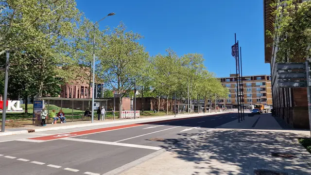 Nun soll ein wesentlich größeres Gebiet komplett neu überplant werden – von der Martin-Luther-Straße bis zum Rathausvorplatz. Auch das Dach des Parkhauses, der sogenannte „Theatergarten“, soll in die Planungen einbezogen werden. | Foto: Ralf Vester