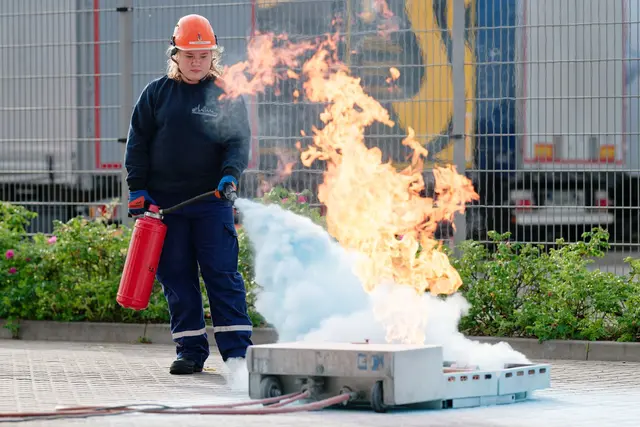 Kinder- und Jugendfeuerwehren in Baden-Württemberg haben so viele Mitglieder wie noch nie - auch Annabella von der Jugendfeuerwehr in Mannheim gehört dazu.  | Foto: Uwe Anspach/dpa