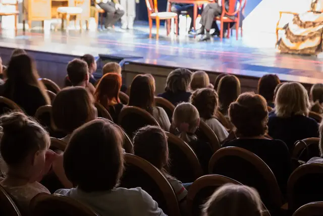 Wer beim Stadtfest unterwegs ist, kann sich am Infomobil Tipps für Notfälle wie Stromausfall und Krisen geben lassen. | Foto: lapandr/stock.adobe.com