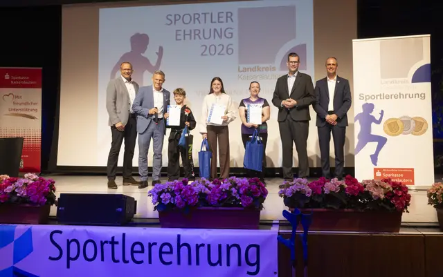 Verleihung der Sonderpreise (von links): Kai Landes, Landrat Ralf Leßmeister, Orell Herzog, Tessa Dietrich, Carola Würtz (für Cillian Sweeney), Jan Deubig, Dominic Jonas | Foto: Reiner Voß/Kreisverwaltung Kaiserslautern