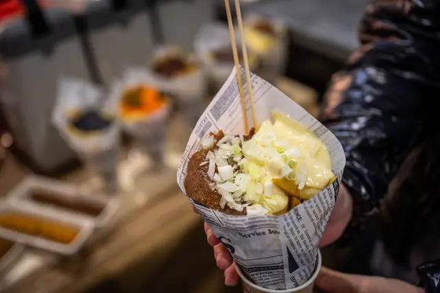 Krieg der braun-weißen Soßen: Erdnusssoße, Mayo und rohe Zwiebeln toppen die frischen Pommes. (zu dpa: «Eine Pommessoße namens «Fritten-Krieg»? Warum sie mega ist») | Foto: dpa