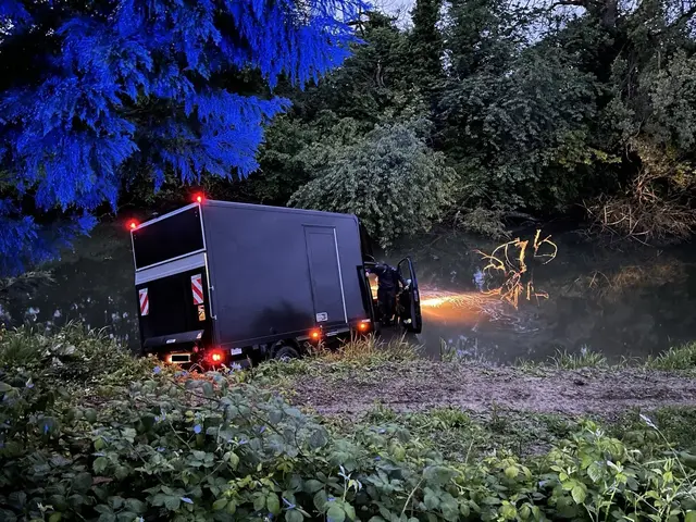 Ein LKW ist bei Neuburg am Rhein eine Böschung hinunter in den Altrhein gestürzt. Die Feuerwehr rettete den leicht verletzten Fahrer aus dem Führerhaus. | Foto: Polizeidirektion Landau