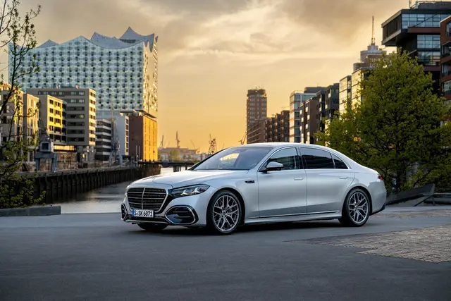 Noch mehr Glamour gibt es für die neue S-Klasse von Mercedes zum Beispiel durch einen beleuchteten Grill. (zu dpa: «Überarbeitete Mercedes S-Klasse startet zu diesem Preis») | Foto: dpa