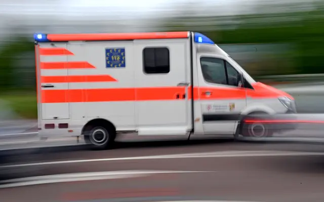 Der 15-Jährige wurde schwer verletzt in ein Krankenhaus gebracht. (Symbolbild) | Foto: Hendrik Schmidt/dpa-Zentralbild/dpa