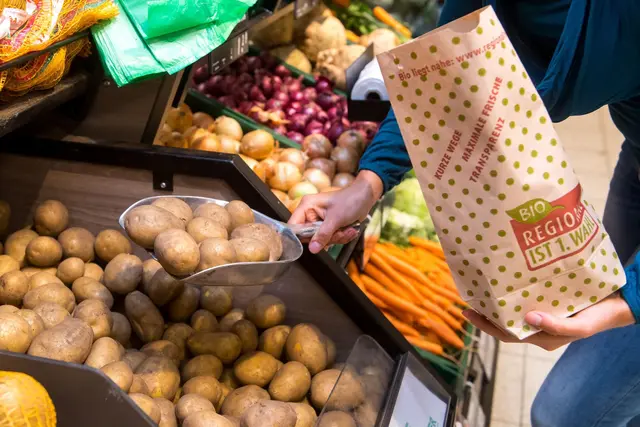 Bio-Kartoffeln aus der Region: Wer darauf Wert legt, kann im Laden oder beim Wochenmarkt gezielt nach Anbauort und Anbauart fragen. | Foto: dpa