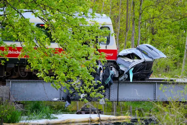 Bei Reutlingen kollidierte ein Zug mit einem Auto.  | Foto: Enrique Kaczor/onw-images/dpa