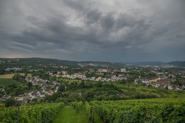 Der Deutsche Wetterdienst rechnet mit Windböen, teils auch Graupel, nachts abklingend und vereinzelt Nebel. (Symbolbild) | Foto: Harald Tittel/dpa