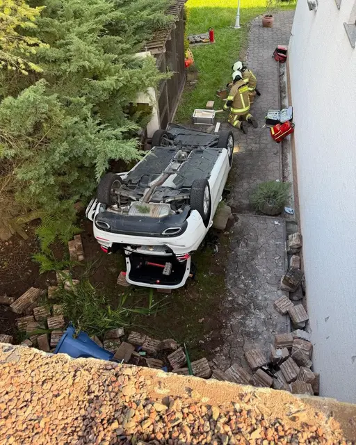 Durch das schnelle und koordinierte Eingreifen der Feuerwehr konnten beide Insassen zügig aus dem Fahrzeug befreit und anschließend an den Rettungsdienst übergeben werden | Foto: Freiwillige Feuerwehr Weilerbach