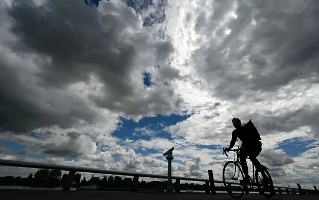 Im Tagesverlauf kann es laut DWD auch regnen und gewittern. (Symbolbild) | Foto: Arne Dedert/dpa