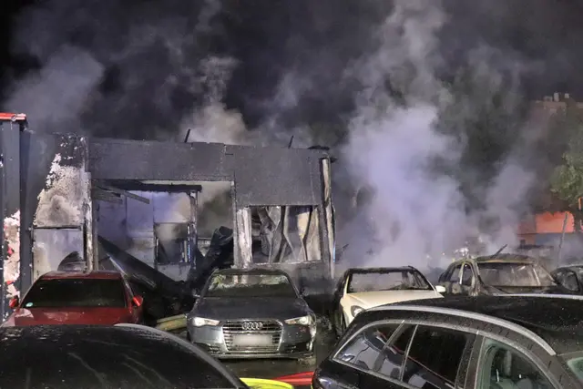 Rauch steigt auf dem Gelände des Autohauses auf. | Foto: Priebe/pr-video/dpa