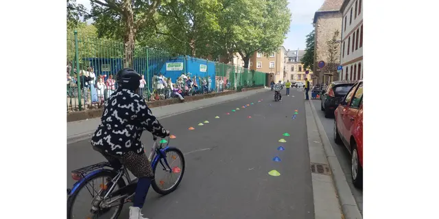Fahrradfahren lernen - mit neugierigen Zaungästen | Foto: adfc M. Schindler