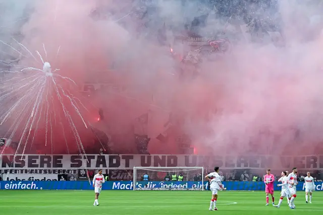 Beim Spiel Eintracht Frankfurt gegen den VfB Stuttgart gab es durch Pyrotechnik zwei Verletzte. | Foto: Uwe Anspach/dpa