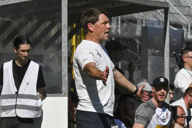 Waldhof-Trainer Luc Holtz (hier im letzten Heimspiel der Drittligasaison gegen Regensburg), wird sein Team fürs badische Pokalfinale besser einstellen müssen.  | Foto: Ruffler/PIX-Sportfotos