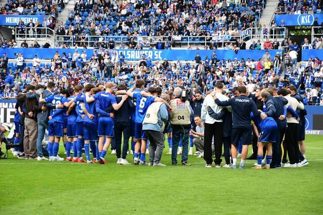 Die wohl letzte Ansage im Kreis nach dem Spiel mit KSC-Trainer Christian Eichner | Foto: abseits-ka/Anderer