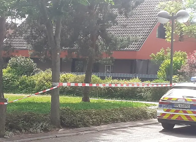 Flugzeugabsturz Limburgerhof: Am Sonntag suchte die Polizei nach weiteren Trümmerteilen im Teil der Albert Einstein Allee, der westlich der Haltestelle Max-Plack-Straße liegt. Das THW war zum Sichern der Teile dort. | Foto: Julia Glöckner