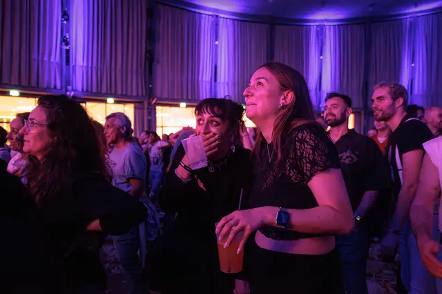 ESC-Party in Karlsruhe 2026 - die Spannung steigt, als es an die Punktevergabe geht.  | Foto: Paul Needham