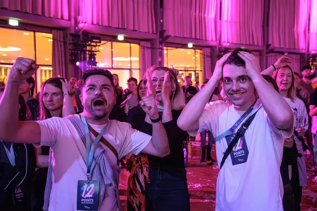 ESC-Party in Karlsruhe 2026 - die Spannung steigt, als es an die Punktevergabe geht.  | Foto: Paul Needham