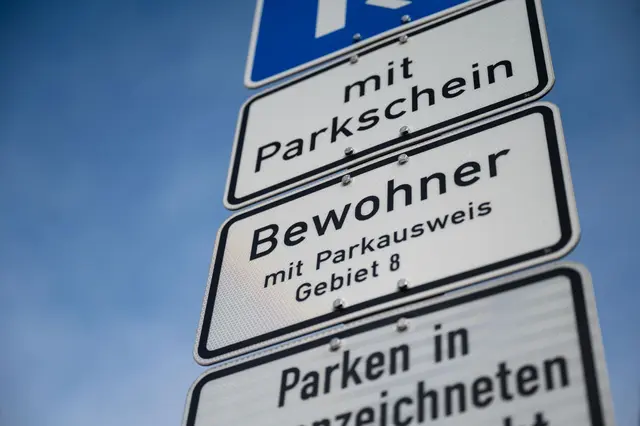 Viele Kommunen in Baden-Württemberg haben die Gebühren für Anwohnerparken erhöht - oder wollen diese erhöhen. (Symbolbild) | Foto: Marijan Murat/dpa