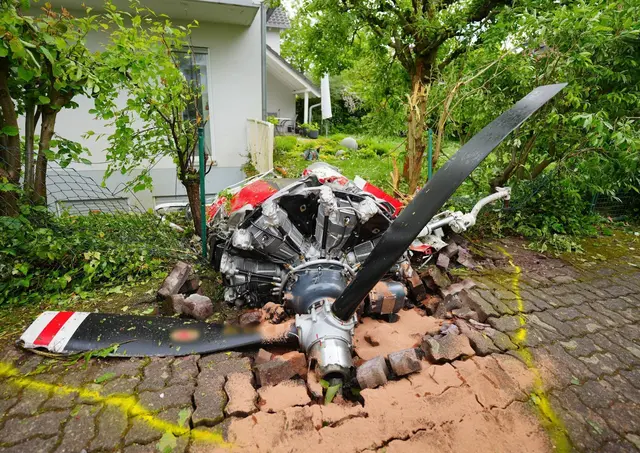 Ein Propeller der Maschine liegt vor einem Wohnhaus. | Foto: Enrique Kaczor/onw-images/dpa
