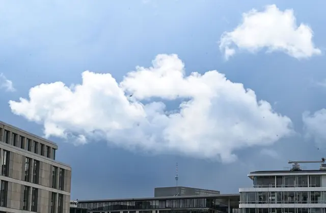 Mal Sonne, mal Regen am Sonntag. | Foto: Bernd Weißbrod/dpa