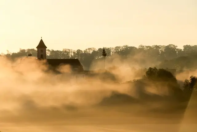 Sonne, Nebel, manchmal Regen. | Foto: Thomas Warnack/dpa
