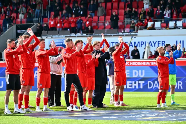 Die Spieler des 1. FC Heidenheim wurden von ihren Fans trotz des Abstiegs gefeiert. | Foto: Jan-Philipp Strobel/dpa