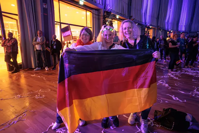 Party pur - beim ESC-Public Viewing 2026 in Karlsruhe (Eurovision Songcontest in Wien) - ganz klar, wer hier unterstützt wird: Sarah Engels - 12 Points | Foto: Paul Needham