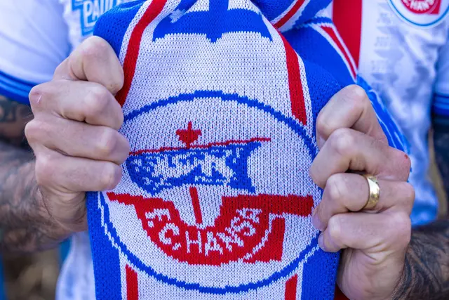 Ein Fan zeigt seinen Schal von Hans Rostock. (Archivbild) | Foto: Frank Hammerschmidt/dpa