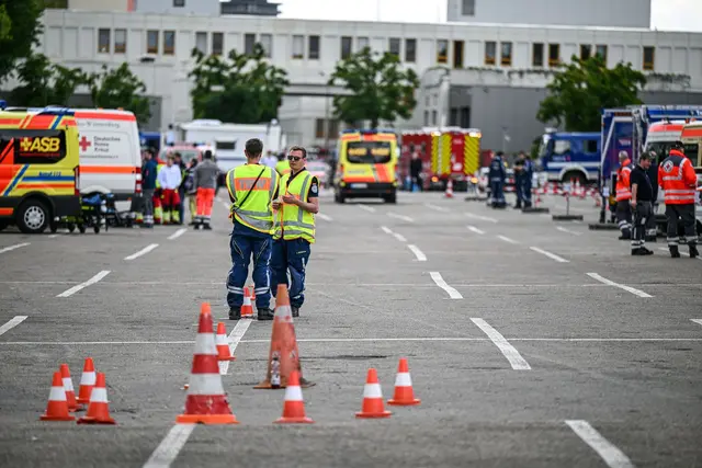 Rund 1.500 Einsatzkräfte helfen bei der Evakuierung. | Foto: Marius Bulling/dpa