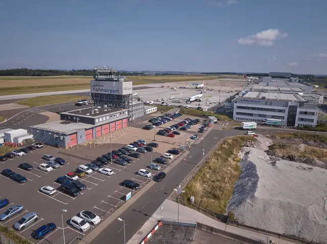 Im vergangenen Jahr verzeichnete der Flughafen Hahn nach eigenen Angaben ein Passagieraufkommen von knapp 2,2 Millionen Menschen. (Archivbild) | Foto: Thomas Frey/dpa