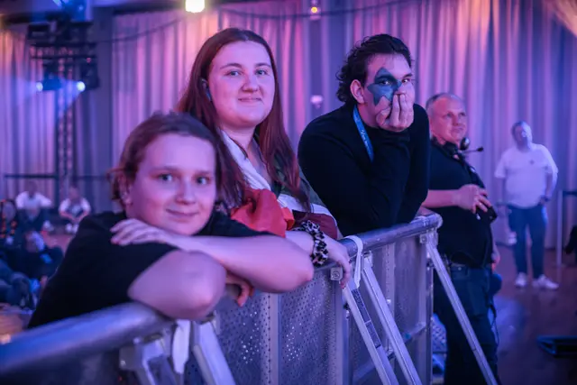 bei der ESC-Party 2026 in Karlsruhe - ein Österreich-Fans sichtlich enttäuscht, denn für Cosmo mit der Austria-Pop Hymne "Tanzschein" reicht es nur für Platz 24 | Foto: Paul Needham