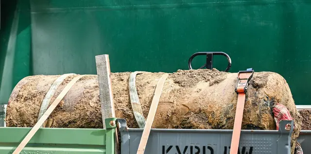 Die entschärfte Weltkriegsbombe liegt zum Abtransport auf einem Wagen.  | Foto: Marius Bulling/dpa