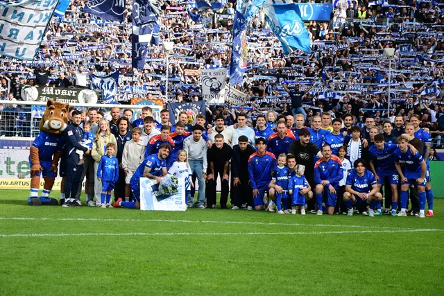 Gemeinsame Einheit in Blau-Weiß: Mannschaft mit Betreuern vor der KSC-Tribüne | Foto: abseits-ka/Anderer
