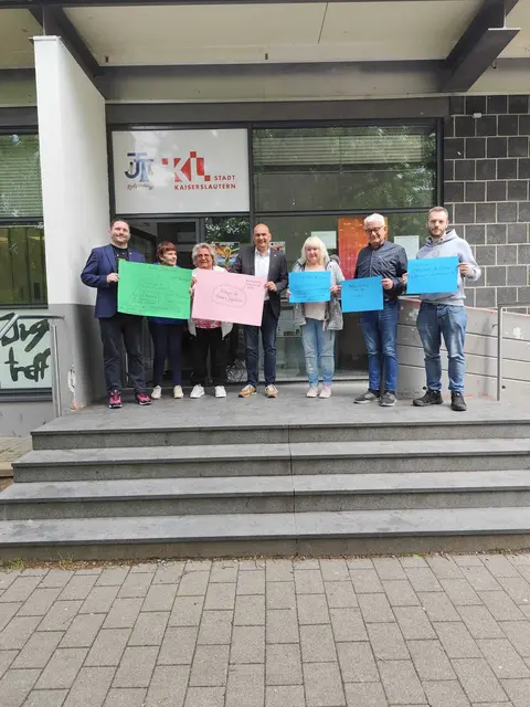 Frank Pfaff (links), Manfred Schulz (mitte) sowie Andreas Philipp Breier (2. von rechts) mit mehren Anregungen der Bürgerinnen und  Bürger | Foto: Andreas Klein