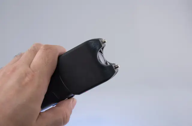 Vier Unbekannte bedrohten in Heidelberg drei Jugendliche mit einem Taser und erpressten Bargeld. Die Polizei bittet nun um Hinweise aus der Bevölkerung. | Foto:  Laurenx/stock.adobe.com