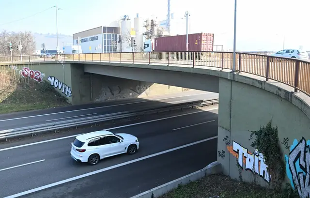  Von einer Brücke aus sollen die Kinder die Gegenstände geworfen haben. (Symbolbild) | Foto: Bernd Weißbrod/dpa