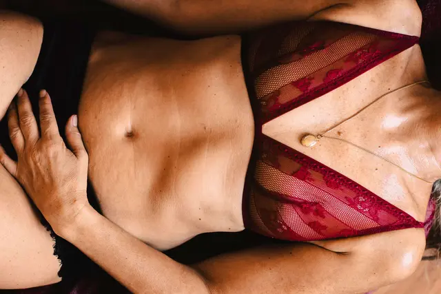 Keine Frage des Alters: Auch mit 60+ kann es sich richtig gut anfühlen, Intimität mit sich selbst zu erleben. | Foto: dpa