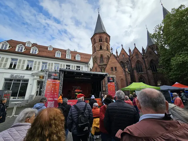 Die Jubiläumsbühne vor der Stiftskirche wurde von der Beigeordneten Anja Pfeiffer eröffnet | Foto: Stadt Kaiserslautern/gratis