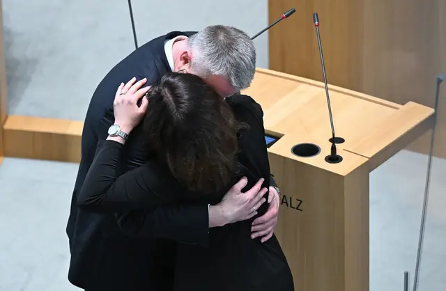 Diane Schnieder gratulierte ihrem Mann nach der Vereidigung.  | Foto: Jennifer Brückner/dpa