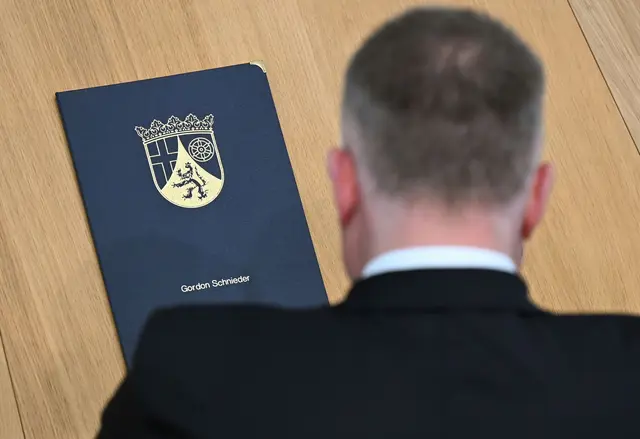Der neue Regierungschef Gordon Schnieder (CDU) bekommt Glückwünsche - und Forderungen. | Foto: Jennifer Brückner/dpa