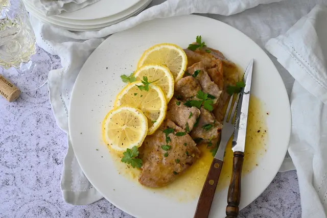 Die handtellergroßen Kalbsschnitzel werden auf etwa 0,5 Zentimeter flach geklopft, mariniert und dann auf jeder Seite je 2 Minuten gebraten.   (zu dpa: «Zitronenkuss auf zarten Schnitzelchen: Scallopine al limone») | Foto: dpa
