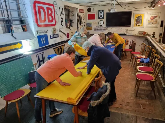 Die Frauen des Nähkreises beim Zuschneiden des Stoffs im Schermerhof  | Foto: Helge Ebling/gratis
