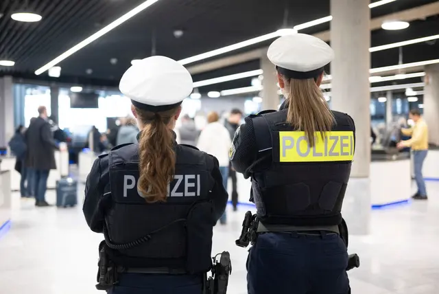 Am Stuttgarter Flughafen kann es an den Sicherheitskontrollen während der Pfingstferien auch mal länger dauern. (Symbolbild) | Foto: Marijan Murat/dpa