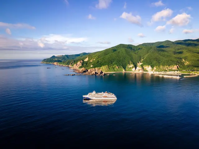 Die HANSEATIC inspiration vor der Küste Okushiris - das Expeditionsschiff startet am Sonntag in seine Japan-Saison 2026 | Foto: © Hapag-Lloyd Cruises