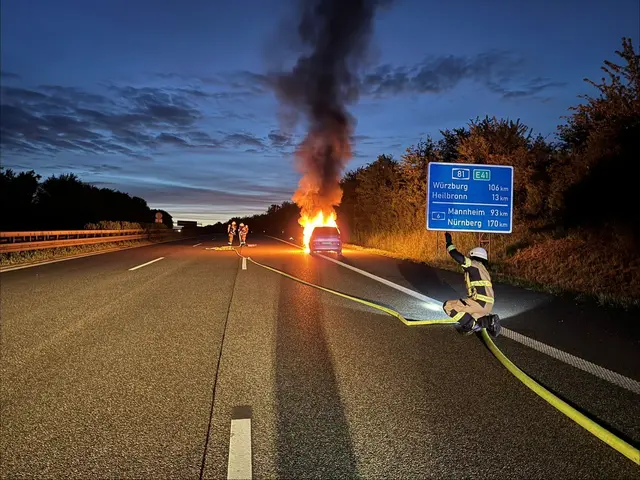 Der 33 Jahre alte Fahrer hielt am Standstreifen und wählte den Notruf. | Foto: -/Feuerwehr Ilsfeld/dpa