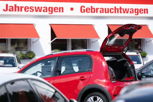 Gebrauchtwagen kaufen: Große Autohäuser und Vertragshändler bieten tendenziell die verlässlicheren Fahrzeuge als Privatverkäufer. | Foto: dpa