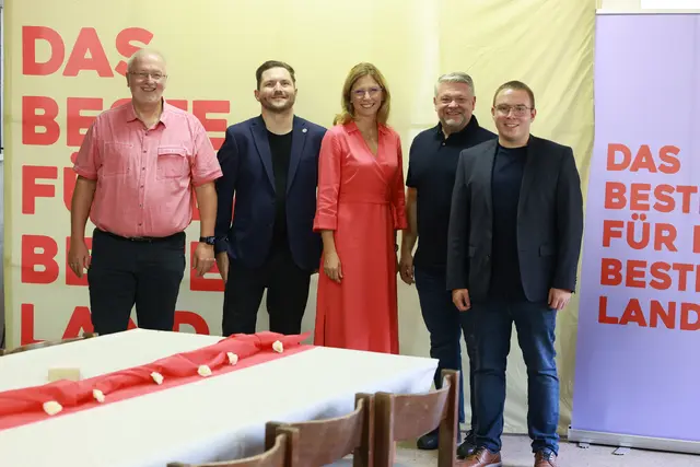 bei einer Ehrung auf dem Betzenberg: Thomas Wansch, Frank Pfaff, Sabine Bätzing-Lichtenthäler, Andreas Rahm und Dennis Matheis  | Foto: Rolando de Sousa