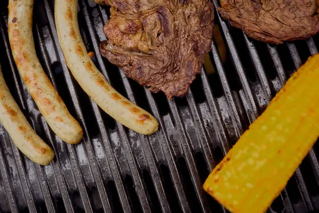 Gasgrill zum Saisonstart prüfen: Schlauch, Druckregler, Anschlüsse und Dichtheit kontrollieren. | Foto: Deutscher Verband Flüssiggas e.V., Foto: Deutscher Verband Flüssiggas e.V.