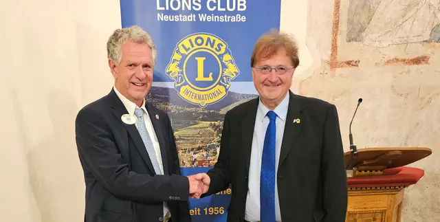 Michael Landgraf (rechts) wurde von Distrikt-Governor Dr. Holger Drescher für sein Engagement bei den Lions ausgezeichnet. | Foto: Lions Deutschland