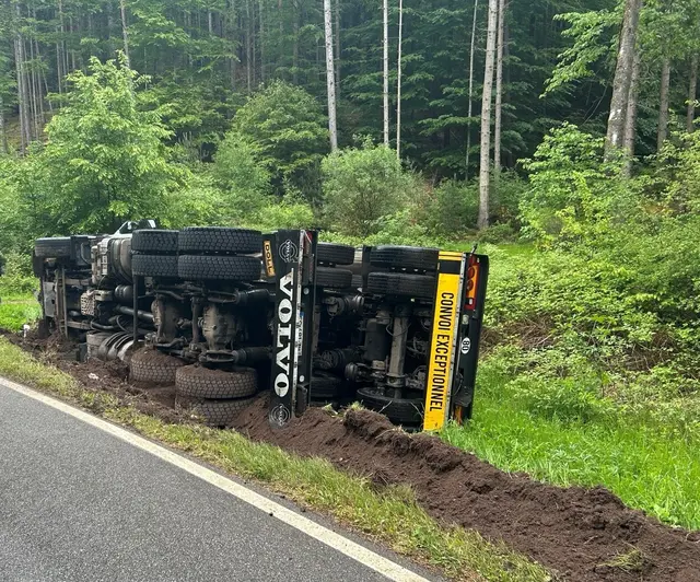 Nach einem umgekippten Holztransporter ist die L493 zwischen Vorderweidenthal und Silz derzeit vollständig gesperrt. Der Fahrer wurde aus dem Fahrzeug befreit und blieb unverletzt. | Foto: Polizeidirektion Landau